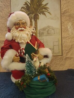 Santa Figurine ..Holiday Décor - With Cat/1998